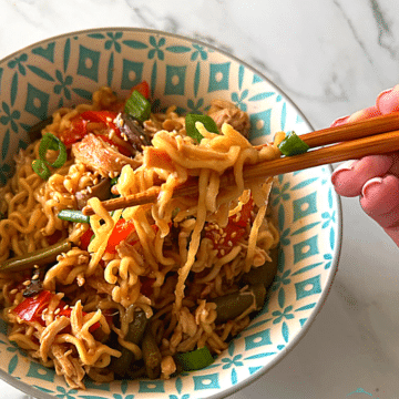 crockpot ramen chicken in a bowl