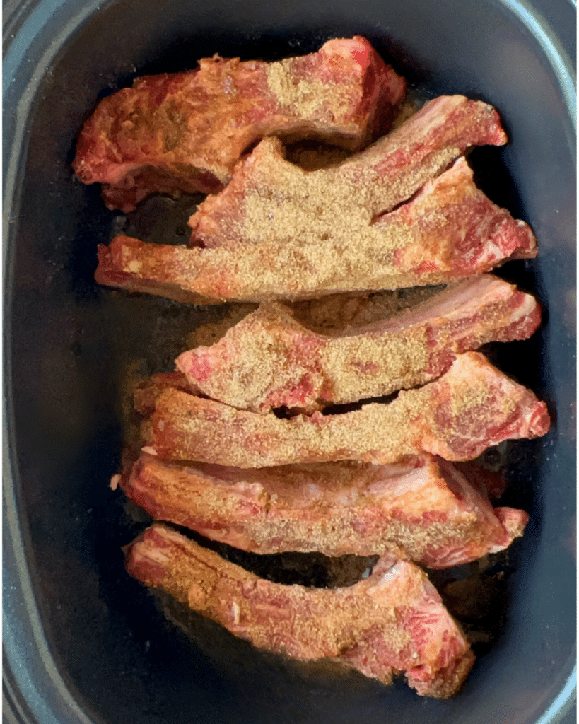 ribs in crockpot with dry rub applied